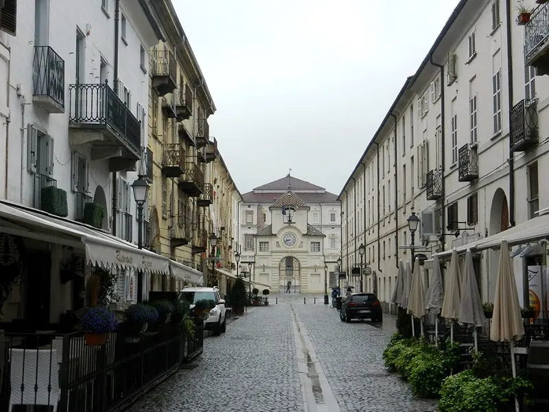 Via Mensa a Venaria, con la torre della Reggia in fondo
